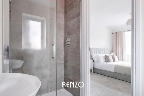 Ένα μπάνιο στο Spacious and Lovely 4-bed Home in Castle Donington by Renzo, Sleeps 6!