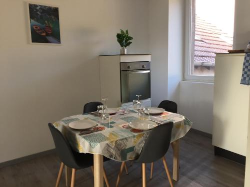 - une table à manger avec des chaises et une nappe dans l'établissement Une étape à Raon, à Raon-lʼÉtape