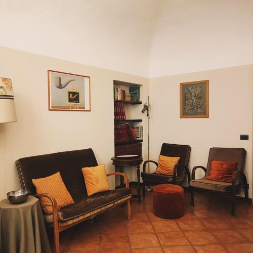 a living room with three chairs and a couch at Pane&Burro in Vercelli