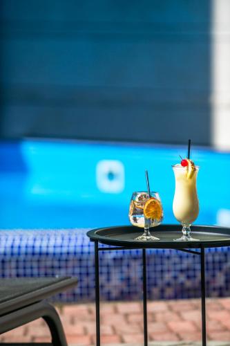 a table with two drinks on top of it at Hotel Golden Palace in Göd