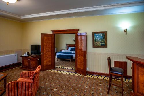 a hotel room with a bedroom with a bed at Hotel Golden Palace in Göd