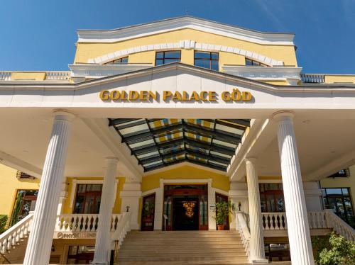 a building with a sign that reads golden palace club at Hotel Golden Palace in Göd