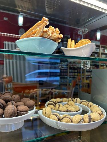 een vitrine met borden met verschillende soorten gebak bij La Marmotta in Luserna San Giovanni