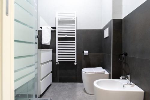 a bathroom with a white toilet and a sink at GuestHouse o Affittacamere Magenta Baylon Suite in Rome