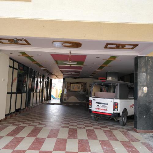 een lege hal met een auto in een gebouw bij Hotel Delta Executive in Shirdi