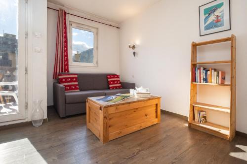 un soggiorno con un divano e un tavolino da caffè di Chamonix Sud - Rivière 401 - Happy Rentals a Chamonix-Mont-Blanc