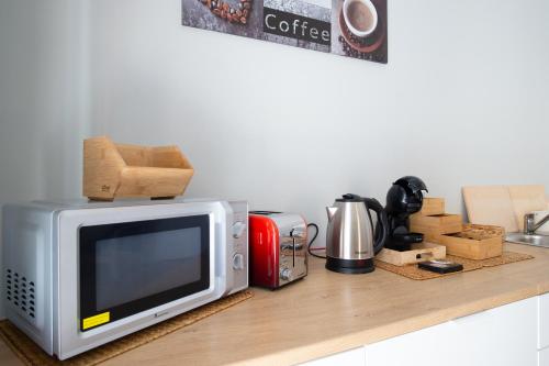 a microwave sitting on top of a kitchen counter at GuestHouse o Affittacamere Magenta Baylon Suite in Rome