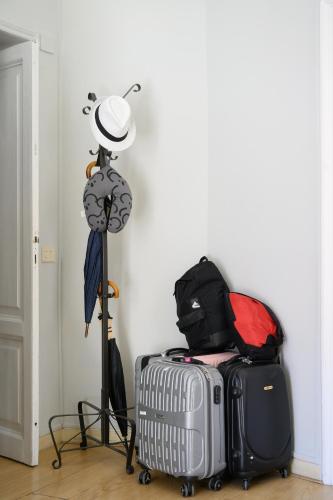 a room with luggage and a hat on a tripod at GuestHouse o Affittacamere Magenta Baylon Suite in Rome