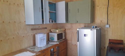 Leruk Maasai Mara Campにあるキッチンまたは簡易キッチン
