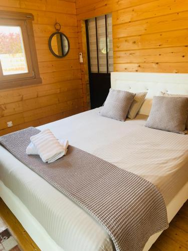 deux lits dans une chambre aux murs en bois dans l'établissement U Mo Sognu, à Murzo