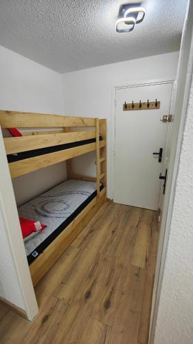 Cette petite chambre comprend des lits superposés. dans l'établissement Studio Avenue de la muzelle ménage et draps inclus proche Belle étoile et Esf, à Les Deux Alpes