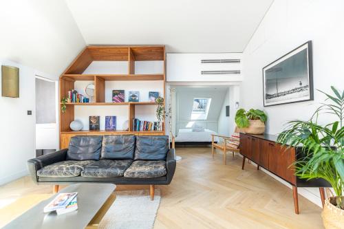un salon avec un canapé et une étagère dans l'établissement Luxury Flat with AC 
