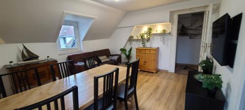 un salon avec une table et un canapé dans l'établissement CasaMoro Albigny : détente à 2 pas du lac d'Annecy, à Annecy