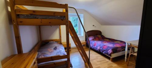 une chambre avec deux lits superposés et un bureau dans l'établissement CasaMoro Albigny : détente à 2 pas du lac d'Annecy, à Annecy