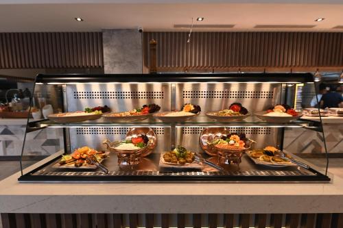 uma linha de buffet com pratos de comida em exposição em VONRESORT Abant em Dereceören