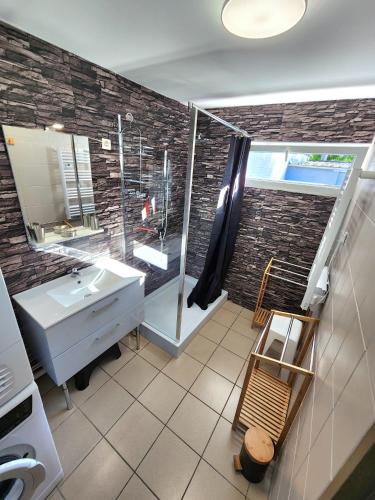 une salle de bain avec un lavabo et un miroir dans l'établissement Gite De La Borre Becque, à Merville