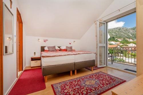Un pat sau paturi într-o cameră la Apartments and rooms with a swimming pool Mlini, Dubrovnik - 23441