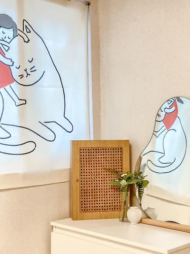 a shelf with a picture of a cat on the wall at Sodam Haengoong in Suwon