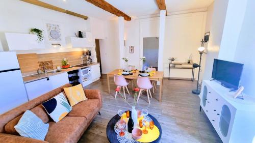 un salon avec un canapé et une table dans l'établissement Le Portes à Coté des Halles Entièrement Rénové, à Sète