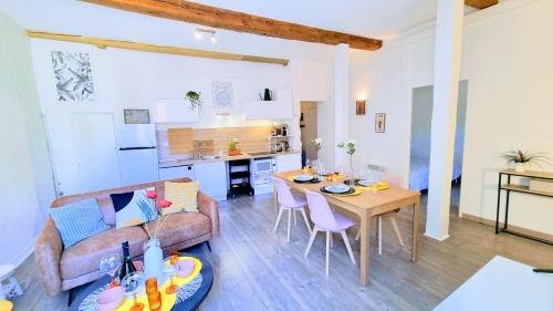 un salon avec un canapé et une table dans l'établissement Le Portes à Coté des Halles Entièrement Rénové, à Sète