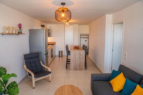 un salon avec un canapé et une table dans l'établissement Sete Thau Indigo 403, à Sète