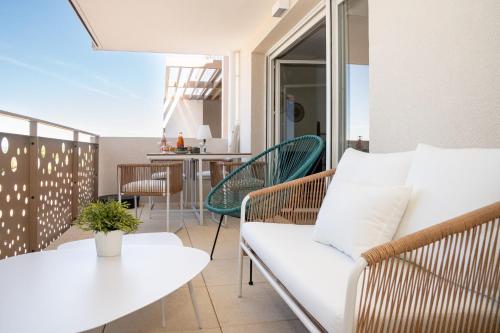 un salon avec un canapé et une table dans l'établissement Sete, Apt 2 chambres, Terrasse et proximite plages, à Sète