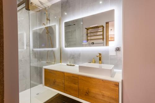 une salle de bain avec un lavabo blanc et une douche dans l'établissement KM2, à Bédoin