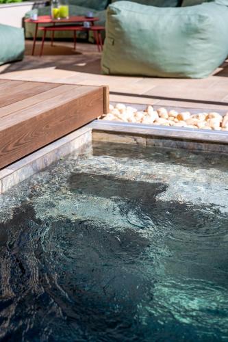 un grand bassin d'eau à côté d'une terrasse en bois dans l'établissement KM2, à Bédoin