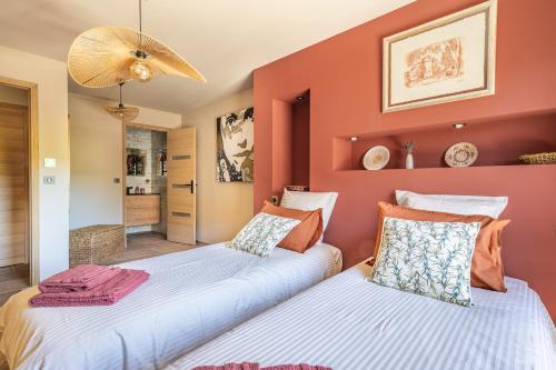 - 2 lits dans une chambre aux murs rouges dans l'établissement KM2, à Bédoin