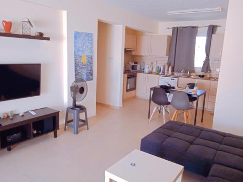Η κουζίνα ή μικρή κουζίνα στο Xylophagou Rest and Relax 4 Top floor Big Balcony 1 bedroom apartment