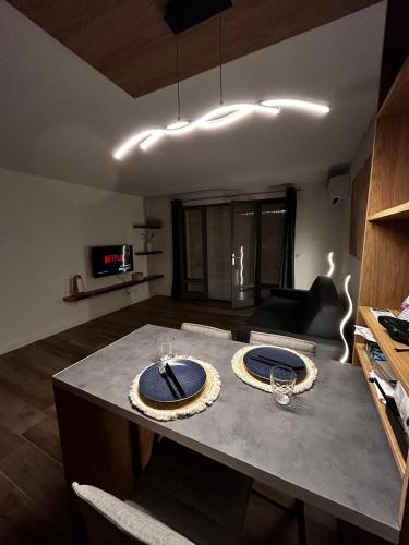 une cuisine avec une table avec deux assiettes dessus dans l'établissement Nid douillet à Frejus avec paking & loggia ensoleillée - Proche plages, à Fréjus