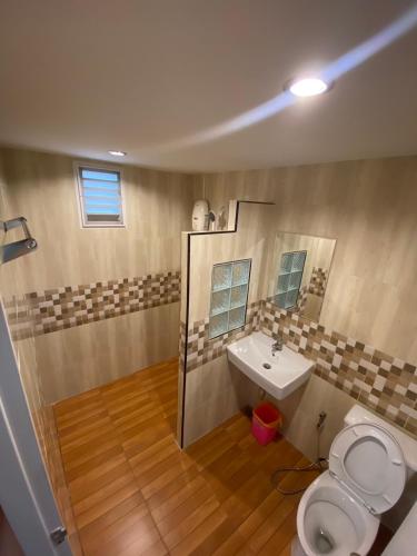 a bathroom with a white toilet and a sink at YaithiengHill Resort ยายเที่ยงฮิลล์ รีสอร์ท in Ban Khanan Chit