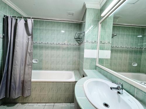 Koupelna v ubytování Grand Topaz Hotel