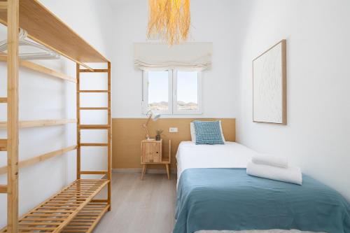 Ένα ή περισσότερα κρεβάτια σε δωμάτιο στο Atalaya House Private Pool Blue by AORA STAY