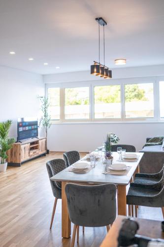 FREE Parking, Luxury Beds, Nespresso, Netflix