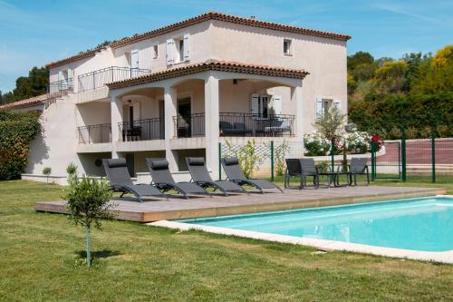 une villa avec piscine et une maison dans l'établissement Les Hauts de Provence - Maison avec piscine, à Aix-en-Provence