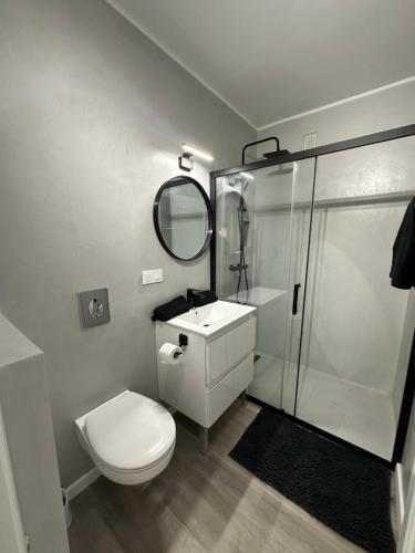 une salle de bain avec toilettes, lavabo et douche dans l'établissement CENTRE CANNES - BEL APPARTEMENT LUMINEUx, à Cannes