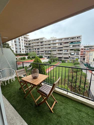 un balcon avec une table et des chaises sur un balcon dans l'établissement CENTRE CANNES - BEL APPARTEMENT LUMINEUx, à Cannes