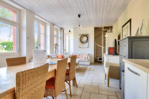 une cuisine et une salle à manger avec une table et des chaises dans l'établissement Villa traditionnelle pour 8 - 550m de la plage, à Noirmoutier-en-l'lle