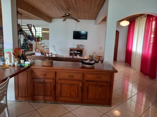 a kitchen with a wooden island in a room at Chambres chez Maeva, bord de mer privé in Uturoa