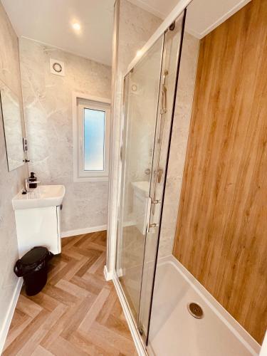 a bathroom with a shower and a sink at New Corner Holiday Camp in Niechorze