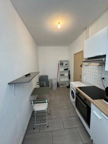 Il comprend une cuisine équipée d'un lave-linge et d'un sèche-linge. dans l'établissement Studio Rue de salon, à Marseille