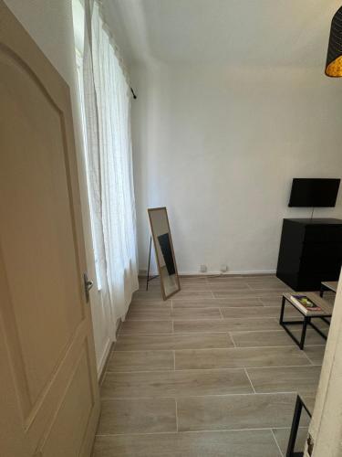 Cette chambre dispose d'un couloir avec un miroir à l'étage. dans l'établissement Studio Rue de salon, à Marseille
