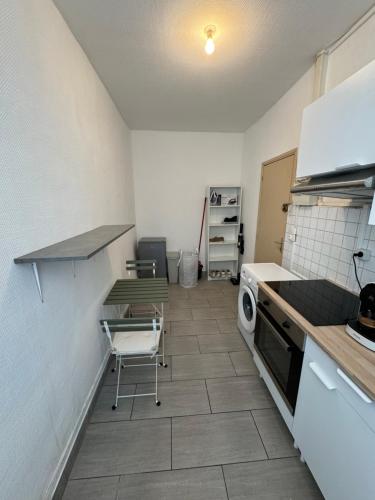 une cuisine avec une table et une cuisinière four supérieur dans l'établissement Studio Rue de salon, à Marseille