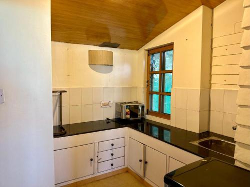 Nalagarh Outhouse by Edenhomesにあるキッチンまたは簡易キッチン