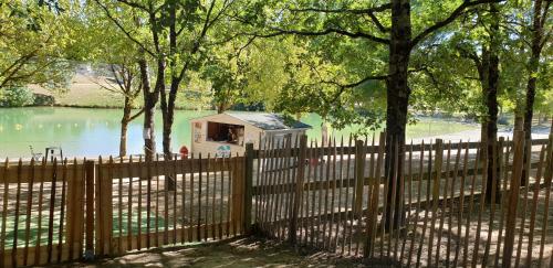 une clôture avec une maison au milieu d'un lac dans l'établissement Le Loft, à Caraman