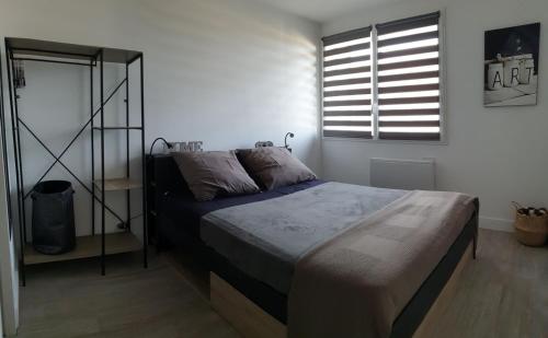 une chambre avec un lit et une fenêtre dans l'établissement Le Loft, à Caraman