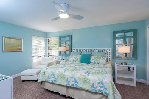 Кровать или кровати в номере Sanibel Shells at Sea Bell