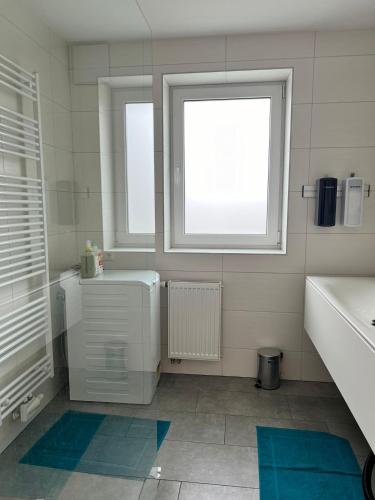 a bathroom with a tub and a sink and a window at Wohnung mit 3 Schlafzimmern nahe Red Bull Ring in Trofaiach