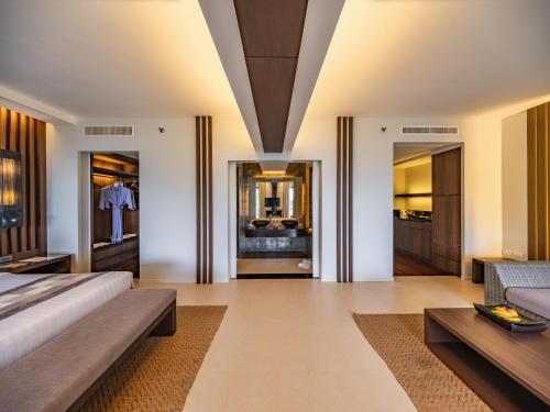 Cape Panwa Hotel Phuketにあるベッド